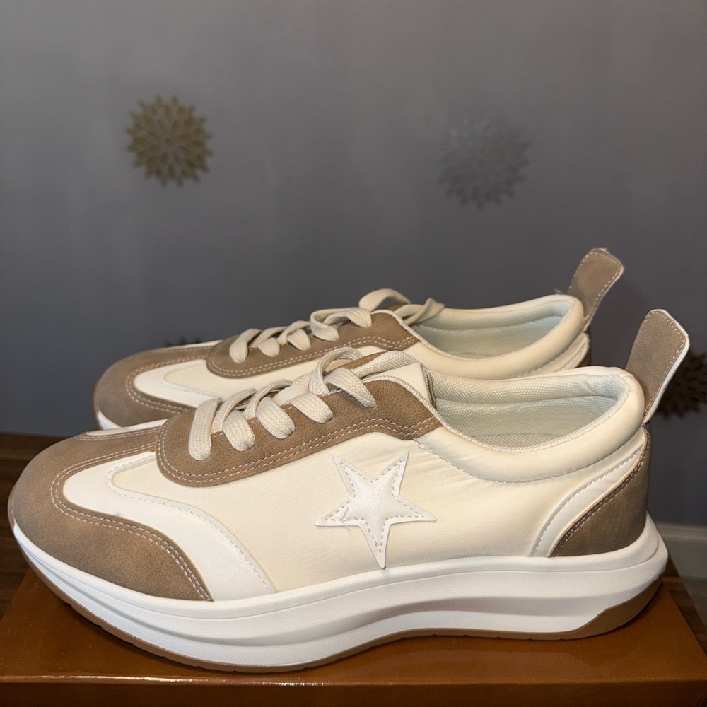 Outwoods Casual Chic Cream Beige Star Shoes Sneakers Woman’s size 10 New‎ in Box